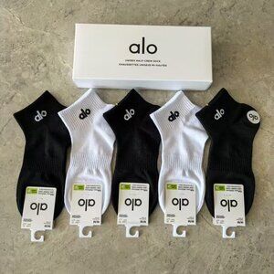 A45- ALO Yoga Men's Black & White Basic Ankle Socks 5-Pair Box Set - NWT